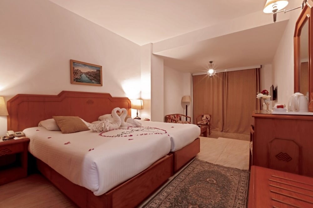 Superior Room, 1 Bedroom, Pool View photo 2