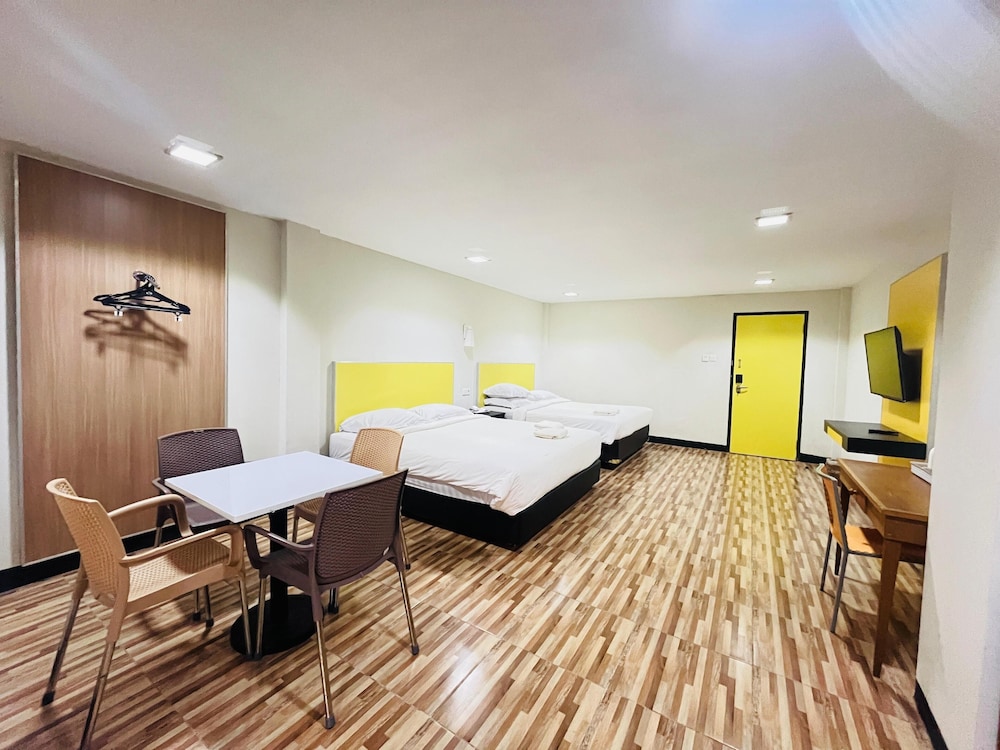 Royal Studio Suite, 2 Queen Beds - Photo 3