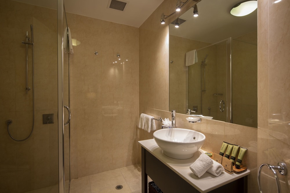 Hotel Room - Photo 7