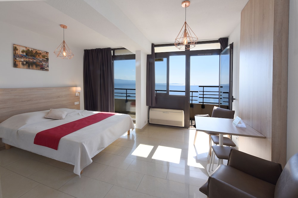 Studio, 1 Queen Bed, Balcony, Sea View - Photo 4