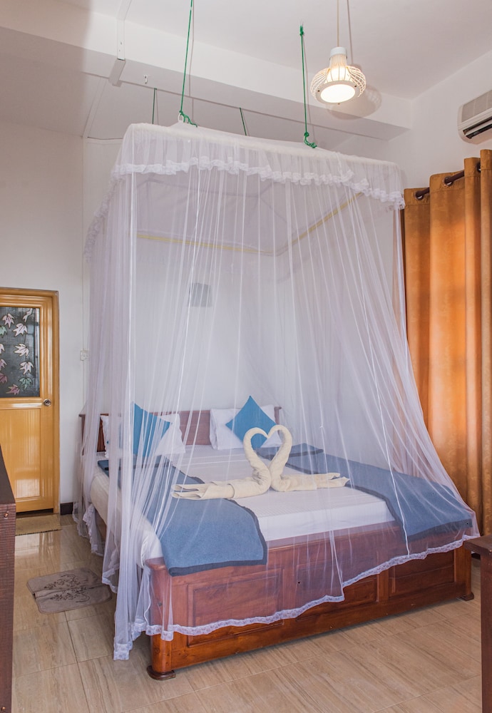 Deluxe Double Room, 1 King Bed, Non Smoking, Mountain View