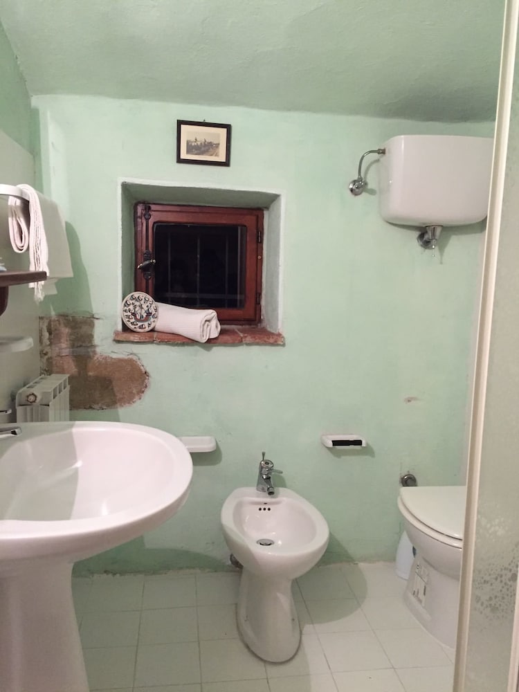 Basic Double Room, Shared Bathroom photo 3