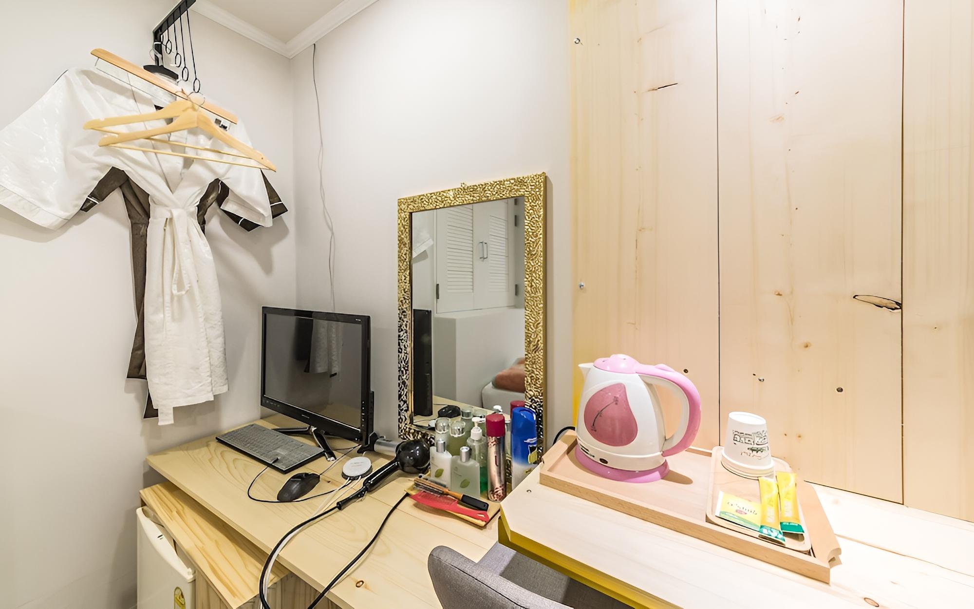 Room (Twin) - Photo 6