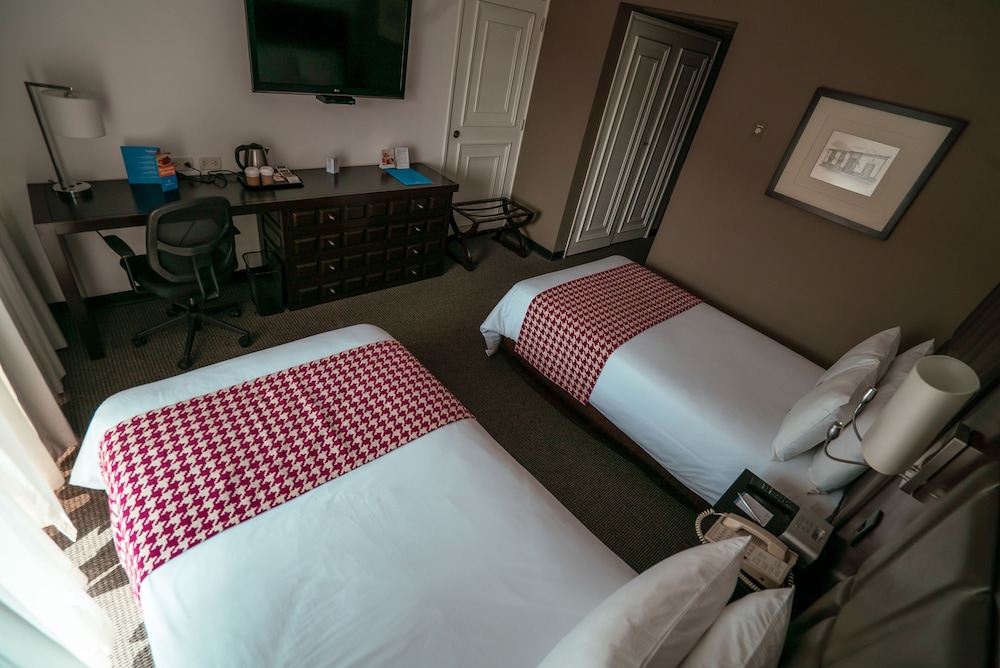 Superior Room, 2 Twin Beds, Non Smoking, Pool View - Photo 6