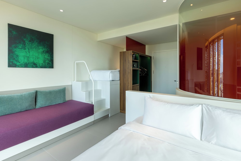 Deluxe Room, 1 King Bed, City View photo 3