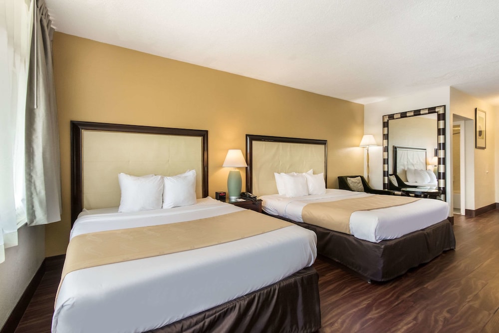 Standard Room, Multiple Beds, Non Smoking photo 2