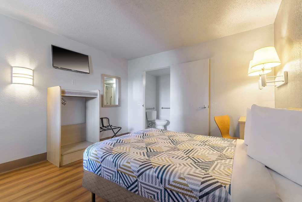 Deluxe Room, 1 Queen Bed, Refrigerator & Microwave photo 3
