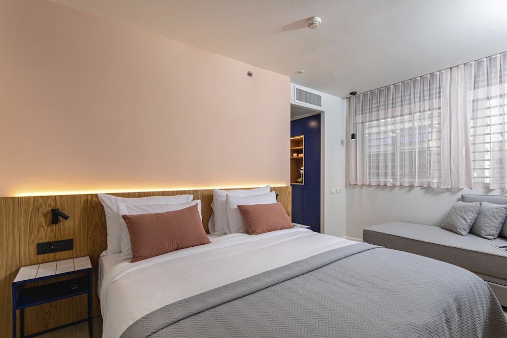 Premium Double or Twin Room - Photo 8