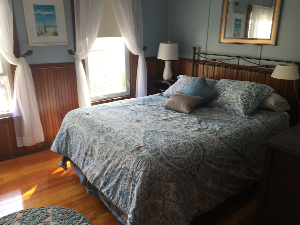 Standard Single Room, 1 Queen Bed, Shared Bathroom photo 1