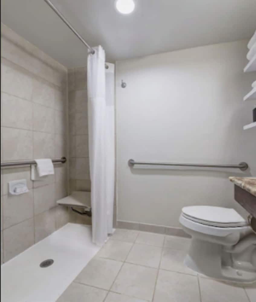 Standard Room, 1 King Bed, Accessible (Communications) thumbnail 5