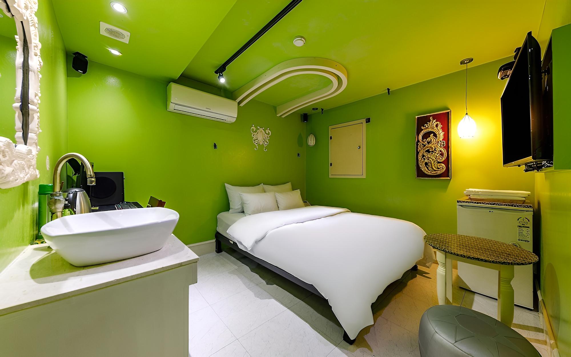 Room (standard Walk-in only (Netflix availa) - Photo 10