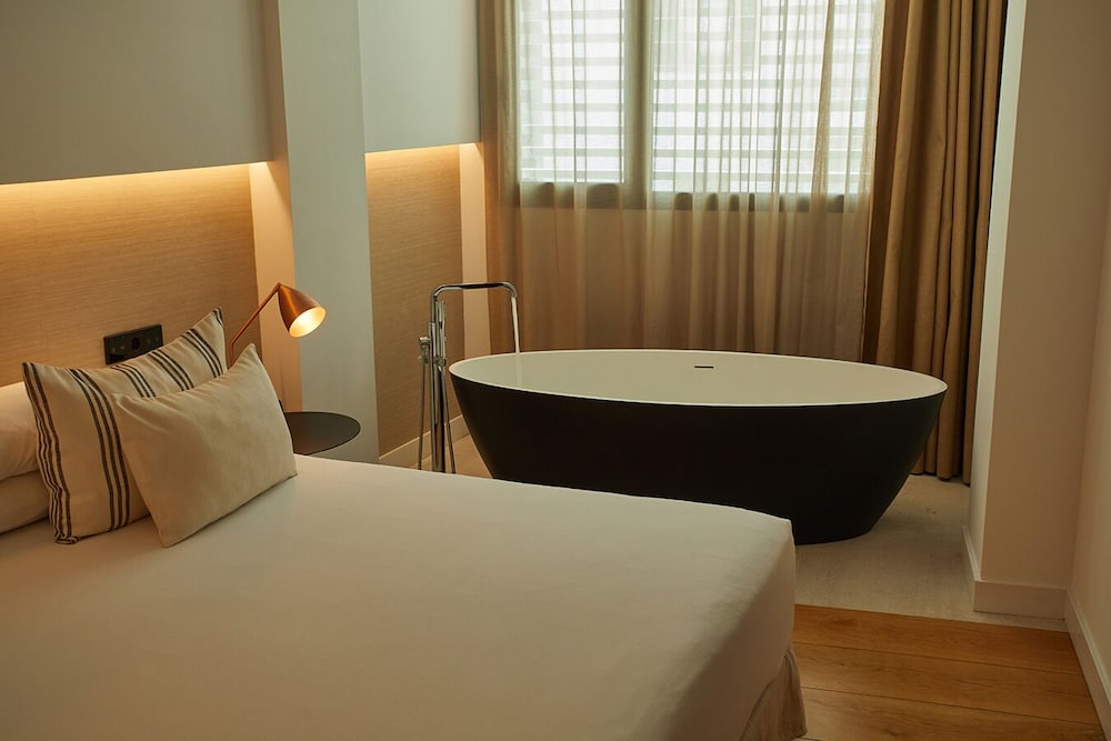 Superior Double Room, Bathtub