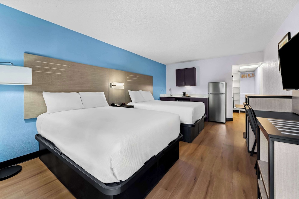 Room, 2 Queen Beds, Non Smoking photo 1