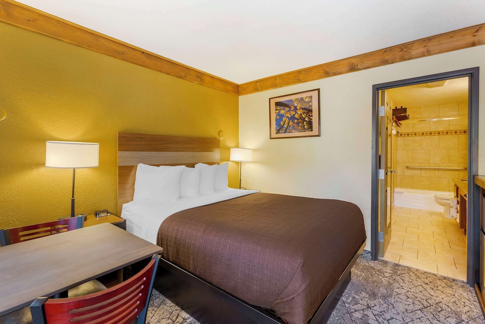 Standard Room, 1 King Bed, Accessible, Bathtub photo 2