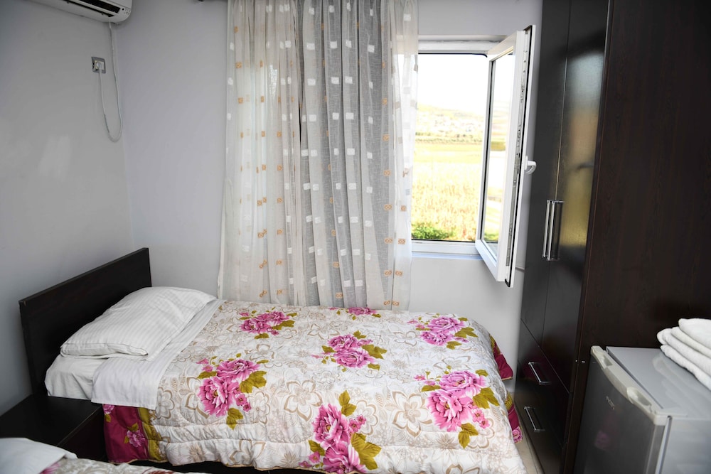 Economy Twin Room photo 3