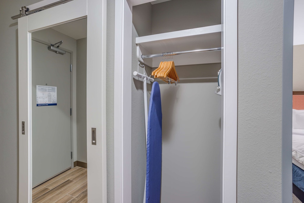 Room, 1 King Bed, Accessible, Bathtub - Photo 1