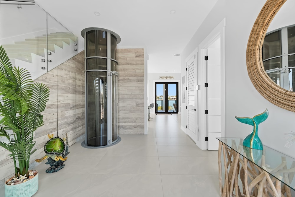 Luxury Seaside Escape ~ Heated Pool w Jacuzzi ~ Elevator ~ Dock ~ Scenic Views, Billede 78