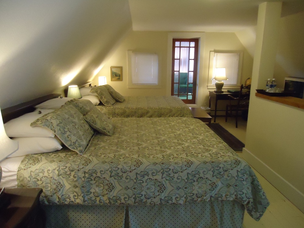 Double Queen Room, River View
