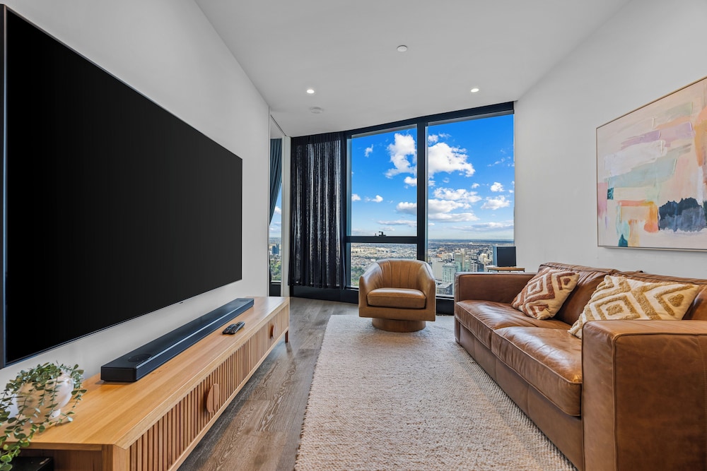 Two Bedroom, Two Bathroom Apartment - Sky High - Photo 6