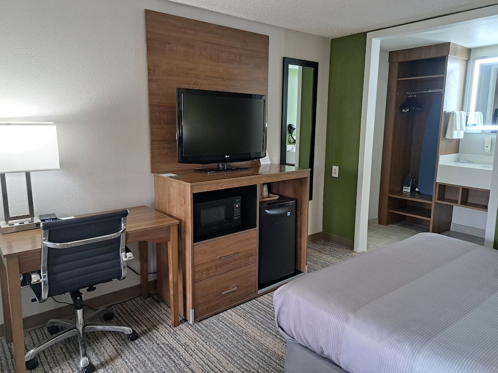 Standard Room, 1 Queen Bed, Non Smoking - Photo 2