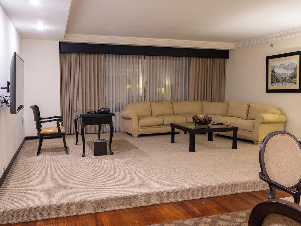 Signature Suite - Photo 3