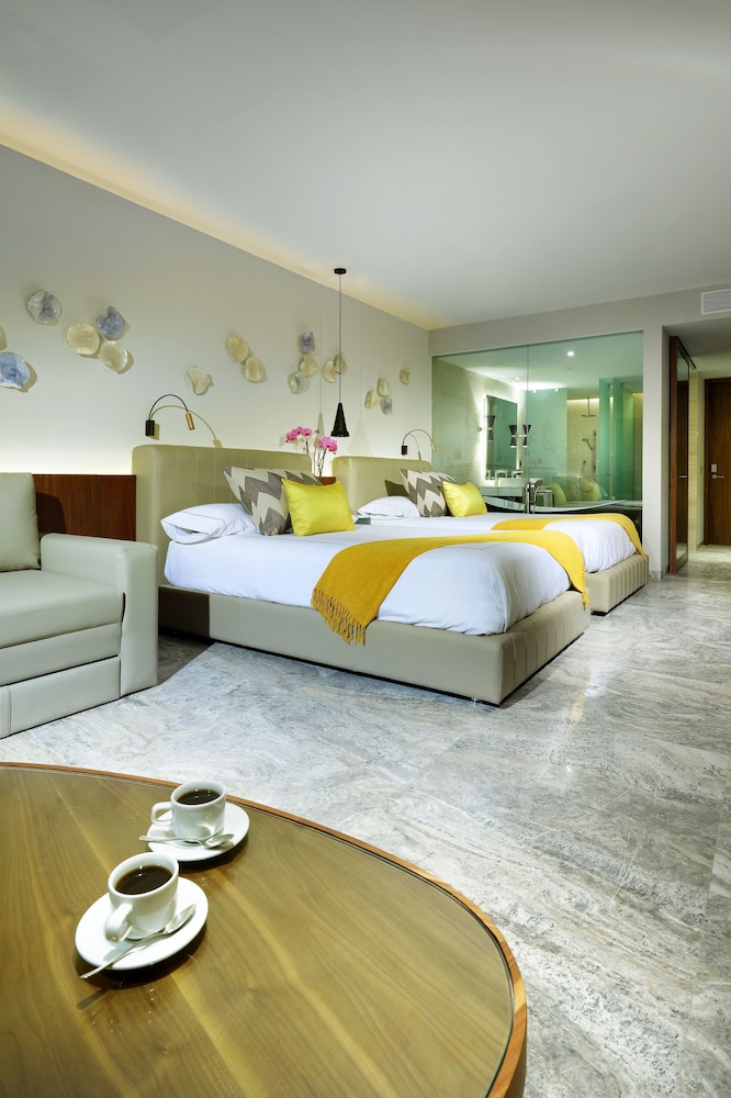 Junior Suite Poolside Ocean View