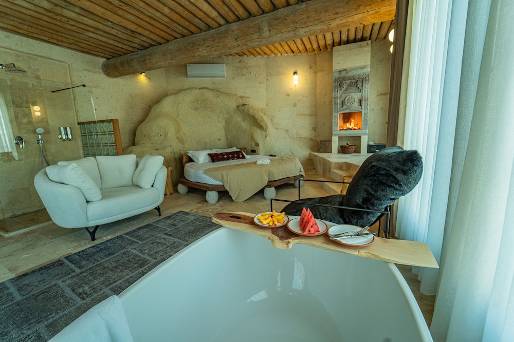 Honeymoon Suite - Photo 10