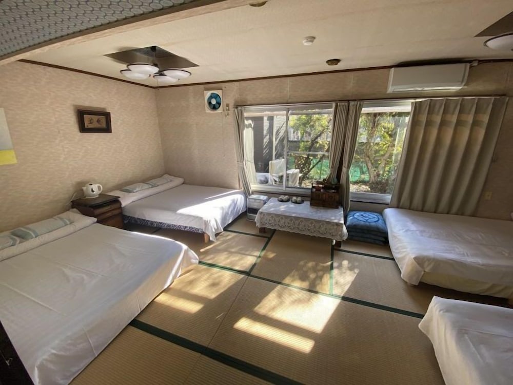 Standard Family Room for 6 Guests, Shared Bathroom