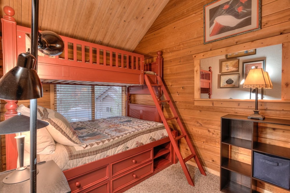 House, Multiple Beds (Pine Needle - Unit 7) photo 1