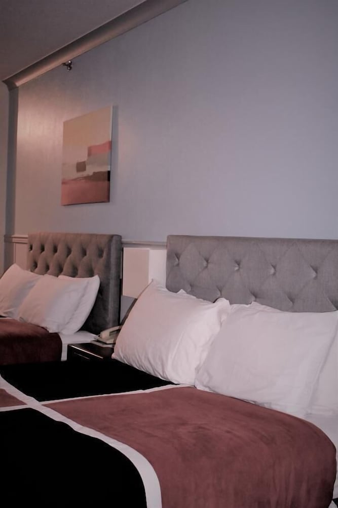 Basic Room, 2 Queen Beds photo 3