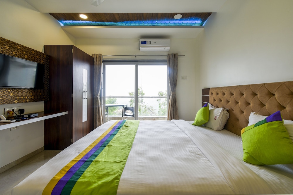 Premium Double Room, 1 King Bed photo 3