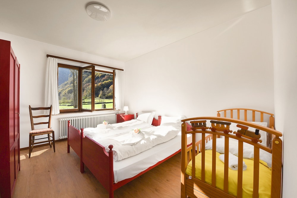 Family Chalet, Multiple Bedrooms, 2 Bathrooms (Casa Mima 1)