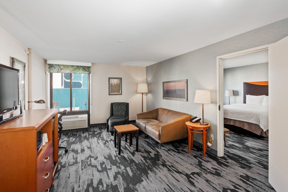 Suite, 2 Bedrooms - Photo 3