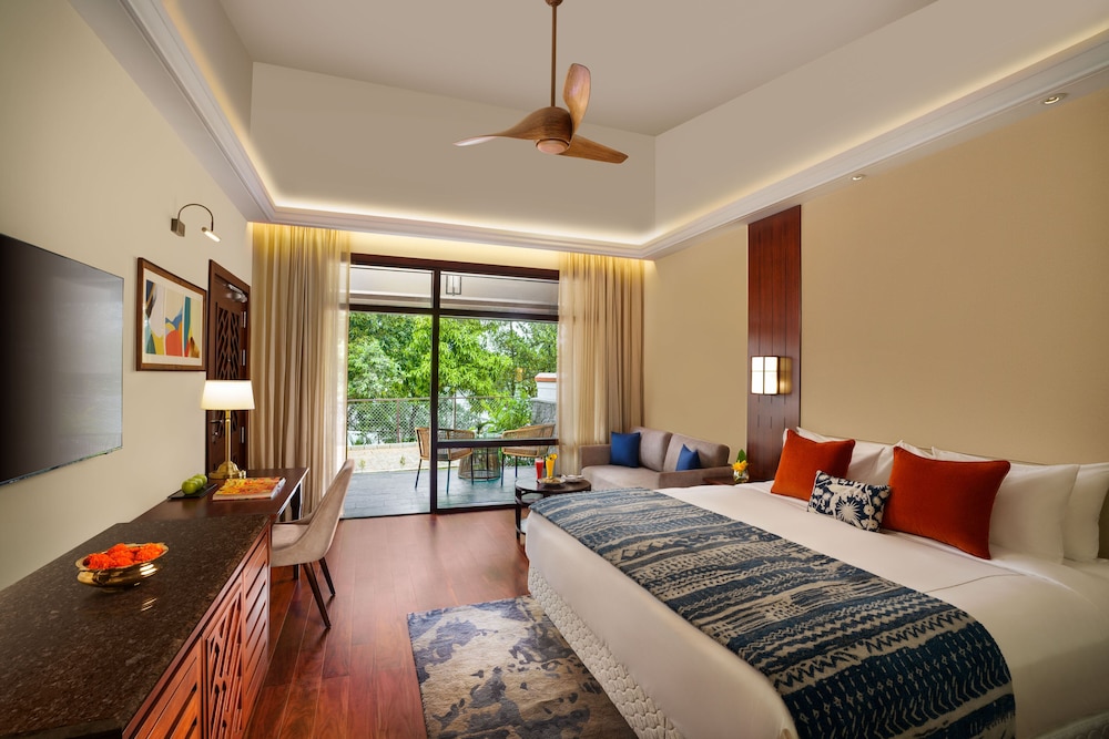 Grand Cottage, 1 King Bed, Balcony, Lake View (Luxury)