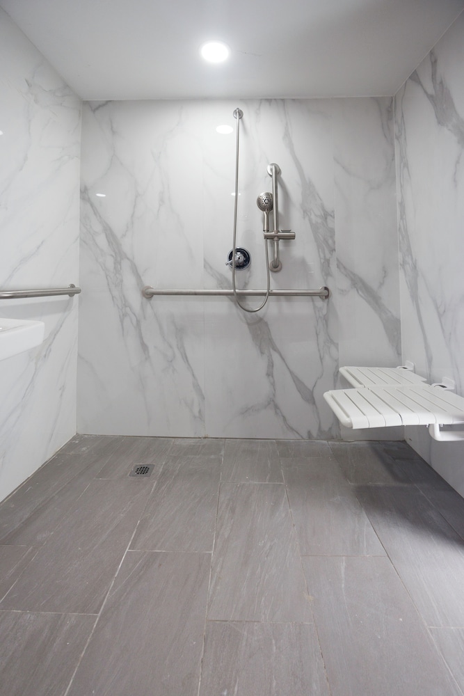Standard Room, 2 Queen Beds, Accessible Bathtub photo 2