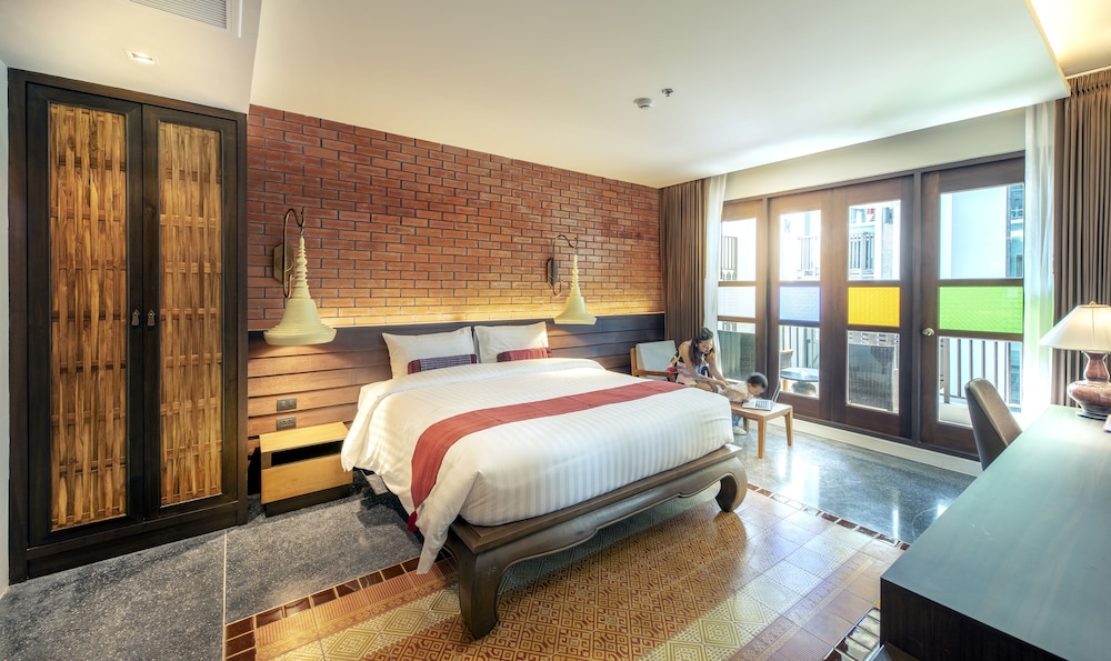 Superior Room, 1 King Bed, Pool View - Photo 3