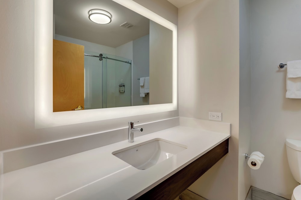 Suite, 1 Bedroom - Photo 3