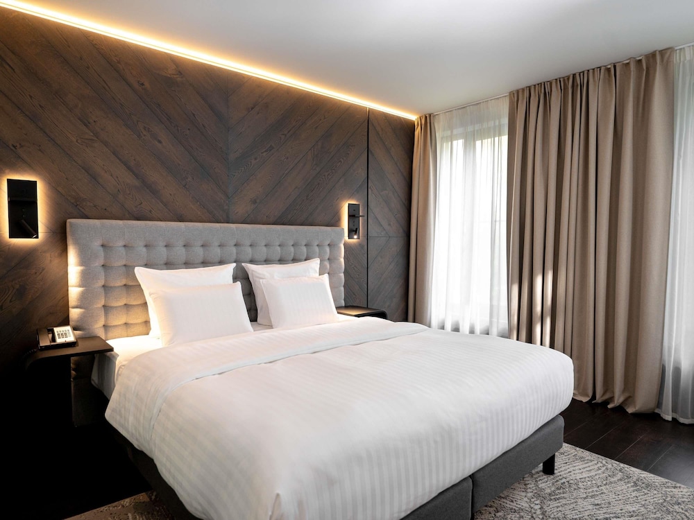 Deluxe Room, 1 King Bed, Park View - Photo 16