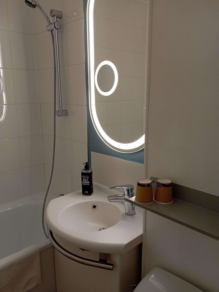 Standard Room, 2 Twin Beds - Photo 9