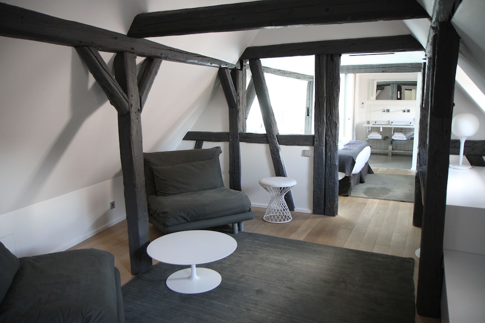 Suite (14) - Photo 1