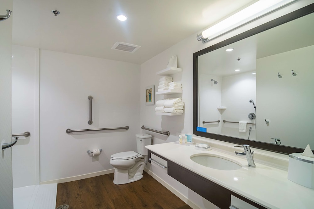 Room, 2 Queen Beds, Accessible (Roll In Shower, Mobility) thumbnail 5
