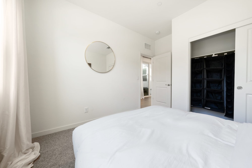 Modern 4BR Home Nr Airport DT w Fire Pit, Billede 68
