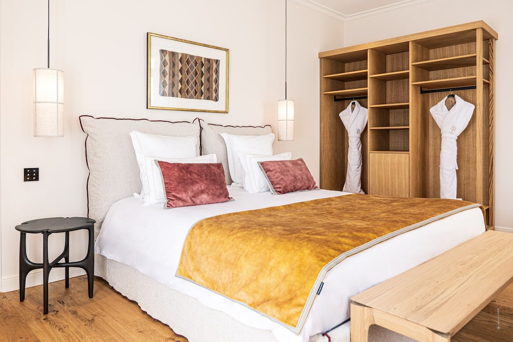 Suite - Photo 1