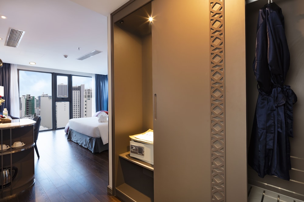 Signature Room, Bathtub, Partial Ocean View - Photo 4