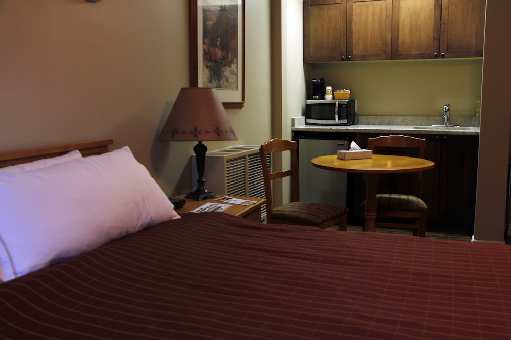 Traditional Cottage, 1 King Bed, Refrigerator & Microwave photo 3