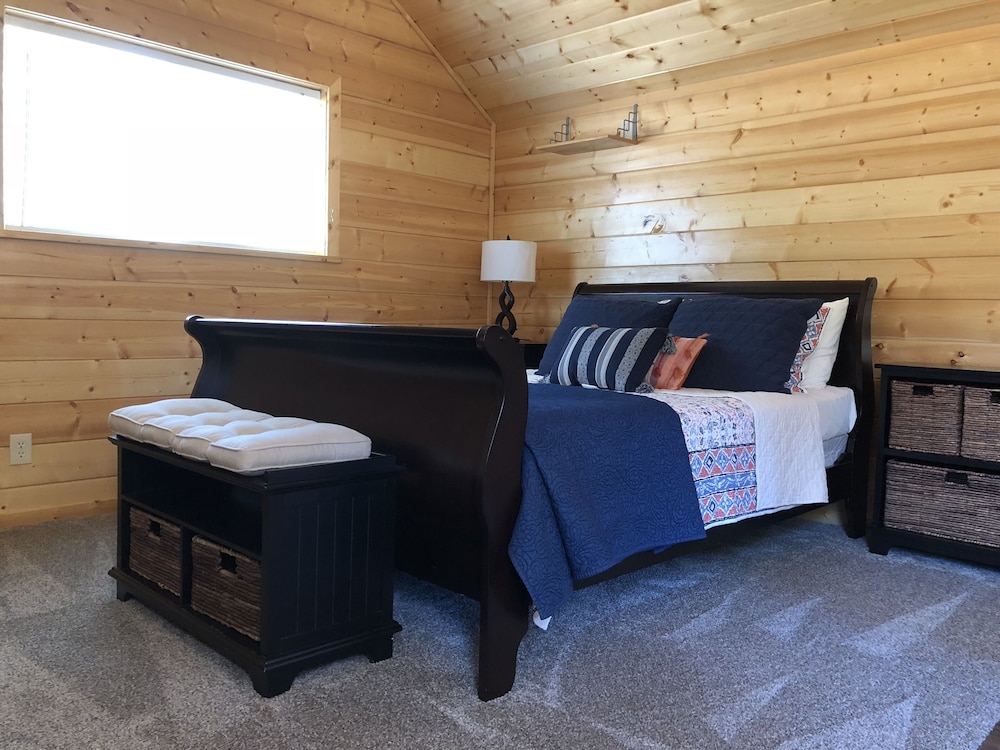 Romantic Cottage, 1 Queen Bed, Kitchenette, Mountain View photo 1