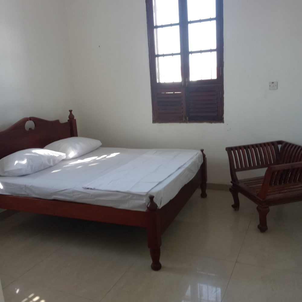 Comfort Room, City View
