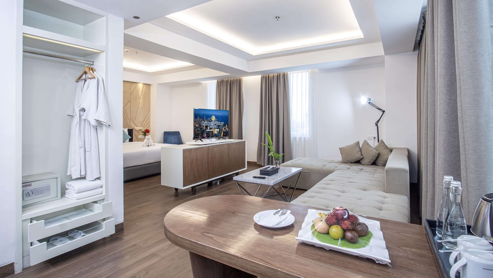 Business Suite, 1 King Bed photo 2