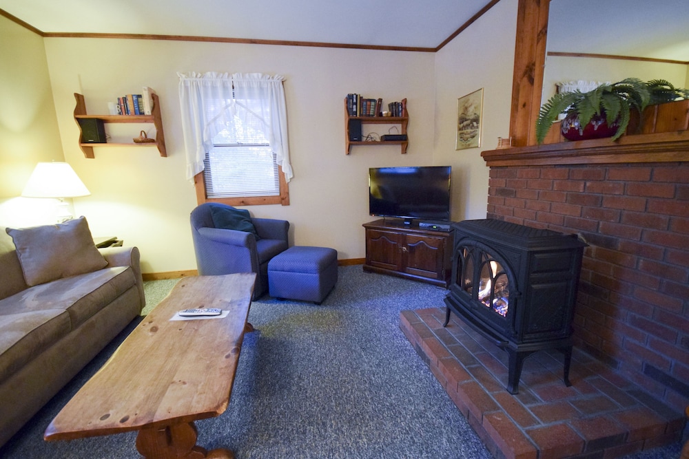 One Bedroom w/ King Bed & Sleeper Sofa photo 2