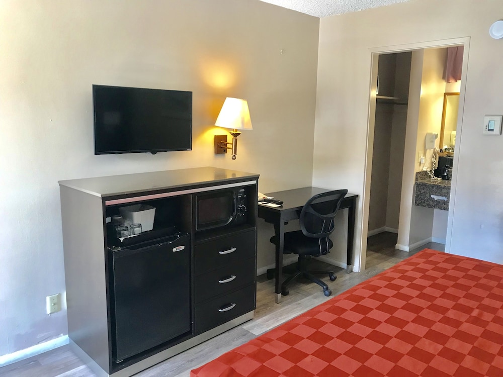 Standard Room, 1 King Bed, Accessible photo 1